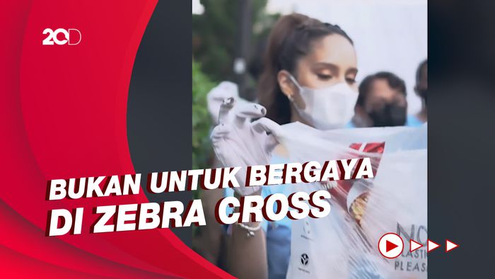 Momen Cinta Laura Pilih Pungut Sampah di Citayam Fashion Week