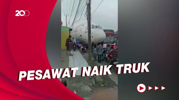 Truk Angkut Pesawat Lewat Bikin Jalanan di Parung Tersumbat