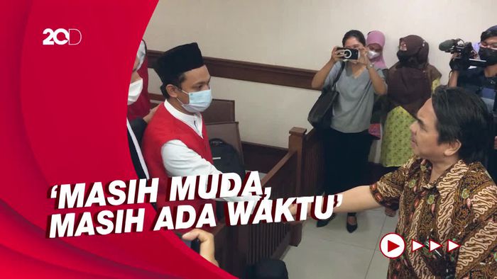 Ade Armando Salaman dengan Terdakwa Pengeroyokan: Saya Percaya Kamu Baik