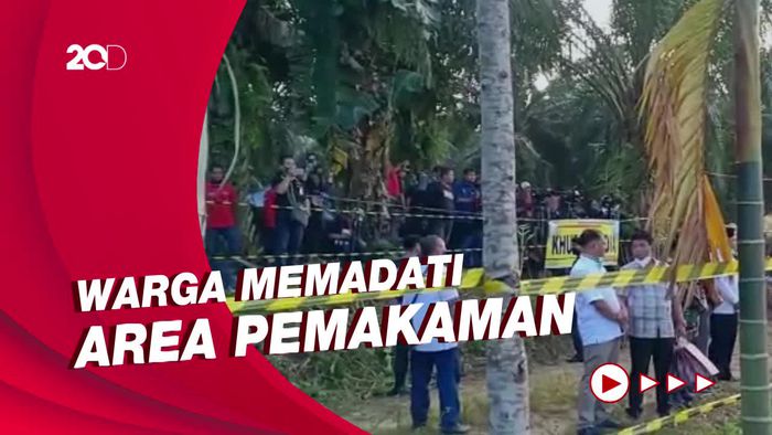 Proses Ekshumasi Brigadir J Jadi Tontonan Warga