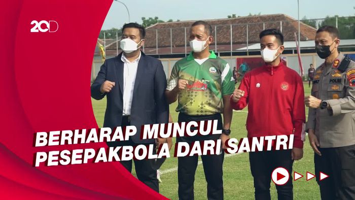 Momen Gibran Kick Off Piala KASAD Liga Santri PSSI 2022