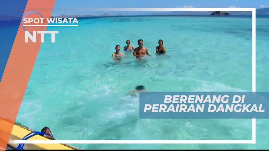 Asiknya Bermain Air di Perairan Dangkal Tengah Laut, NTT
