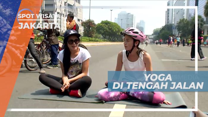 Mengikuti Senam Yoga di Tengah Jalan Ibu Kota, Jakarta