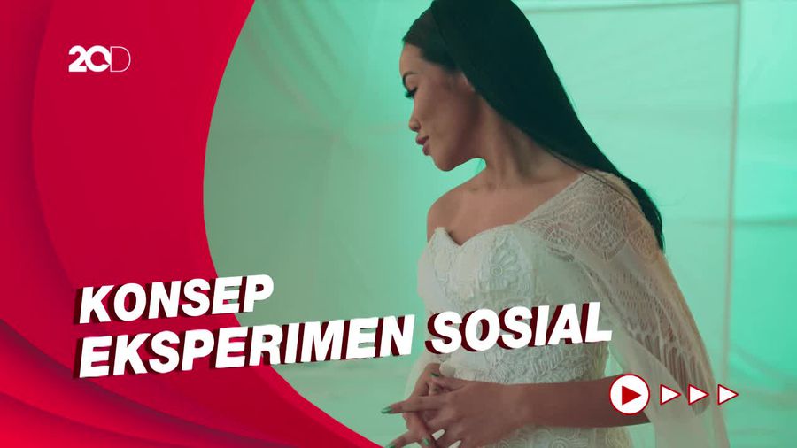 Momen Emosional di MV Dunia Tipu-Tipu Yura Yunita