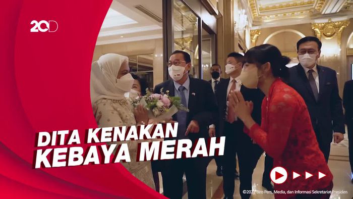 Momen Jokowi-Iriana Disambut Dita Karang Secret Number di Seoul