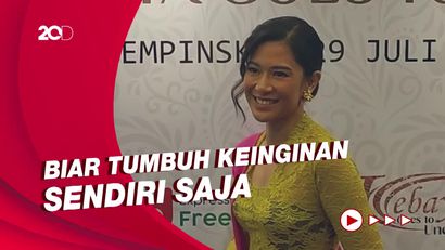 Dian Sastrowardoyo Tak Paksa Anak untuk Cintai Kebaya