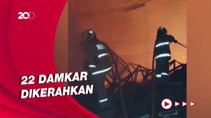 Penampakan Kobaran Api yang Melahap Pabrik Garmen di Jakbar