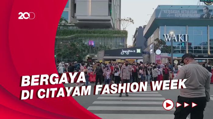 Menjajal Catwalk ala Model SCBD di Zebra Cross Dukuh Atas