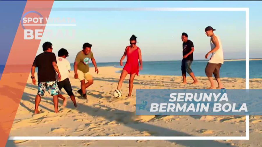 Bermain Bola Sepak di Pulau Pasir Berau Kalimantan Timur