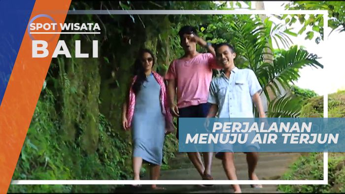 Menuruni Anak Tangga Menuju Air Terjun Tegunungan Ubud, Bali