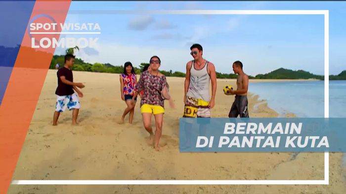 Bermain Bola di Pantai Kuta Lombok Nusa Tenggara Barat