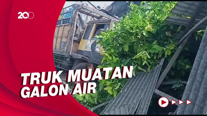 Ngeri! Kecelakaan Karambol, Truk Tronton Tabrak 2 Rumah di Klaten
