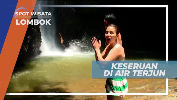Bermain di Air Terjun Jeruk Manis Kaki Gunung Rinjani Lombok