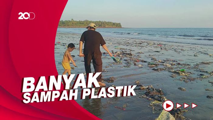 Lautan Sampah Berserakan di Pantai Banyubiru Usik Pengunjung