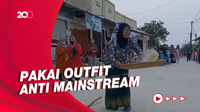 Gaya Kocak Emak-emak Ciparay Catwalk Ala Citayam Fashion Week