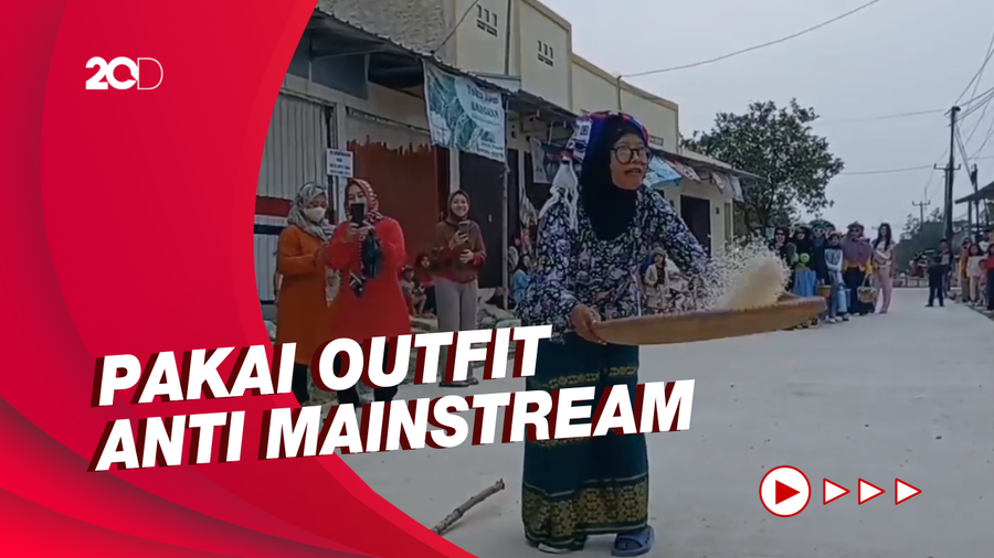 Gaya Kocak Emak-emak Ciparay Catwalk Ala Citayam Fashion Week