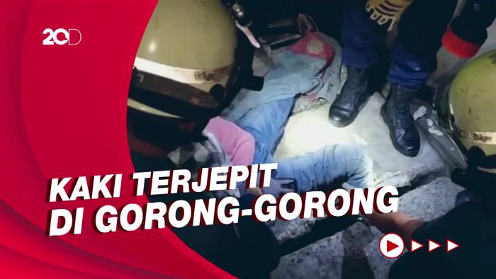 Turun Naik Ojek, kaki Wanita Ini Terjepit Tutup Gorong-gorong
