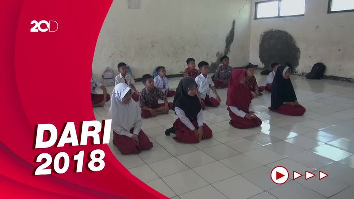 Dear Pak RK, Murid SDN di Subang Belajar Ngampar Tanpa Kursi dan Meja