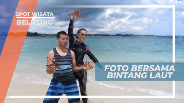 Cekrak-cekrek Ambil Gaya Berfoto Dengan Bintang Laut di Pulau Pasir, Belitung