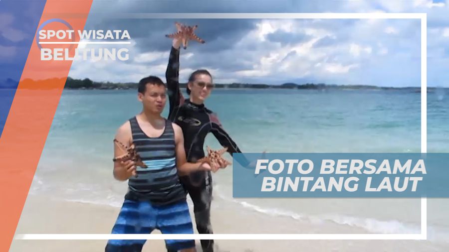 Cekrak-cekrek Ambil Gaya Berfoto Dengan Bintang Laut di Pulau Pasir, Belitung