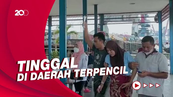 Ibu Hamil Ini Harus Naik Perahu saat Mau Melahirkan