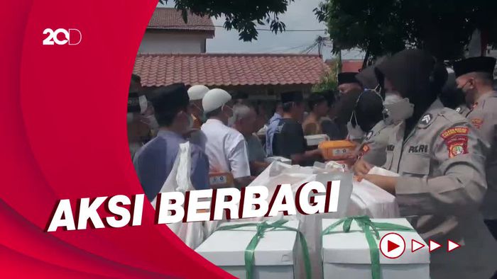 Aksi Polisi di Jaktim Bagikan Nasi ke Puluhan Anak Yatim