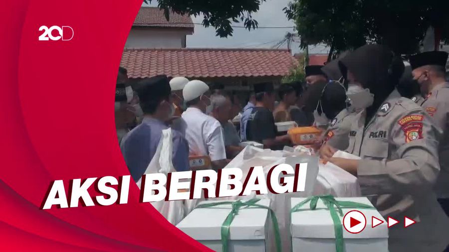 Aksi Polisi di Jaktim Bagikan Nasi ke Puluhan Anak Yatim