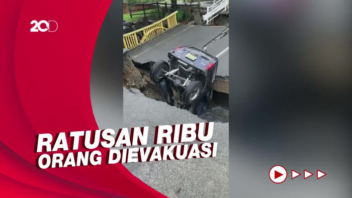 Jepang Dilanda Banjir Parah, Jembatan Ambruk-Mobil Nyungsep