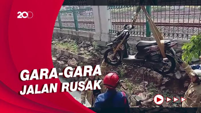 Hindari Lubang, Pengendara Motor Tercebur ke Parit di Jaktim