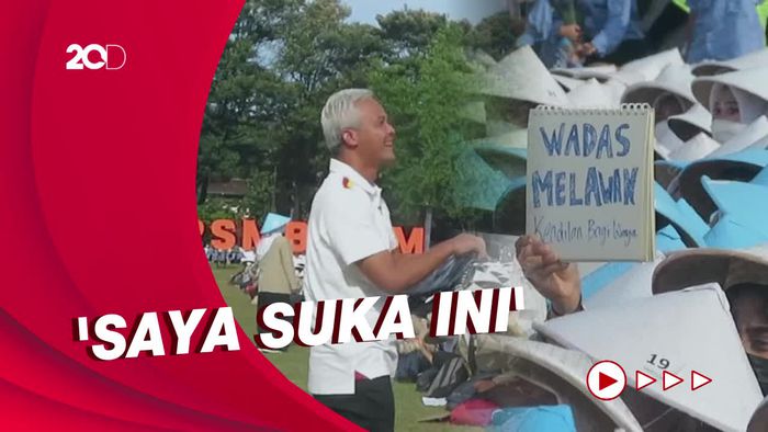 Ganjar Disambut Poster Wadas Melawan Saat Orasi di UGM