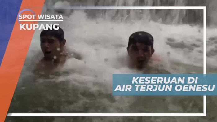 Bermain di Air Terjun Oenesu Kupang Nusa Tenggara Timur