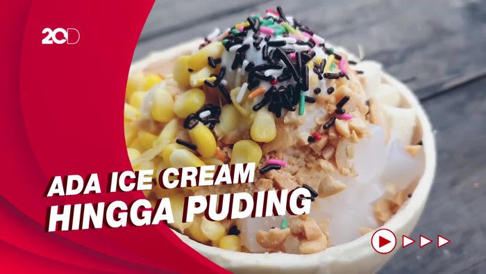 Segarnya Aneka Dessert Kelapa Muda di Food Street PIK
