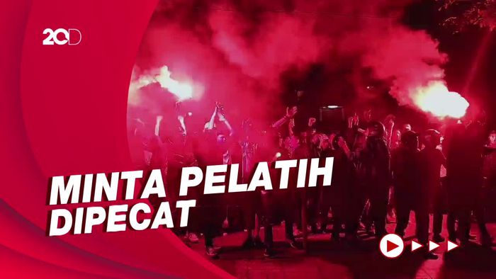 Persib Kalah, Bobotoh Demo di Depan Graha Persib