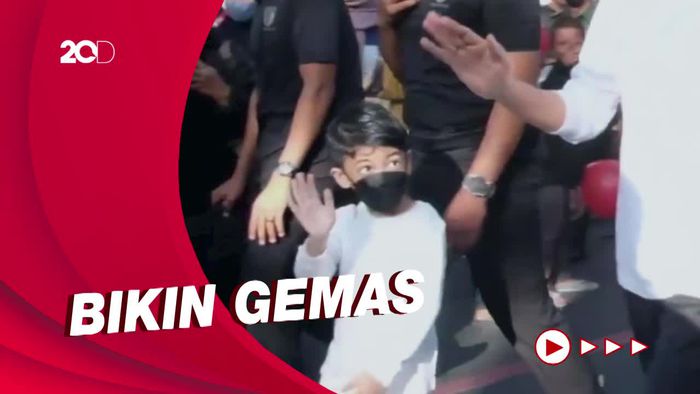 Gaya Jan Ethes Dadah-dadah ke Warga Saat Jalan Santai Bareng Jokowi