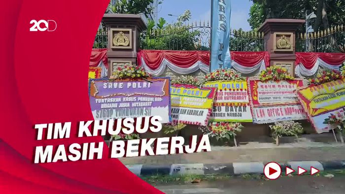 Karangan Bunga Berjejer di Mabes Polri, Dukung Tuntaskan Kasus Brigadir J