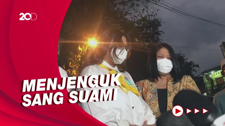 Kala Kemunculan Perdana Istri Sambo di Publik Diwarnai Tangisan