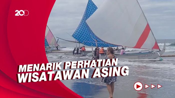 Kemeriahan Lomba Adu Cepat Jukung Layar di Pantai Air Kuning