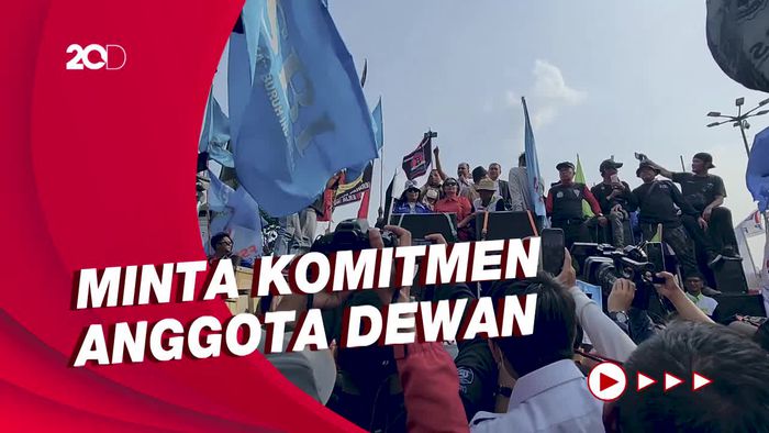 Minta UU Ciptaker Dicabut, Massa Tolak Anggota DPD Naik Mobil Komando