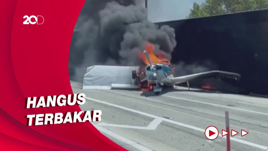 Pesawat Ringan Jatuh, Nabrak Truk di Tol