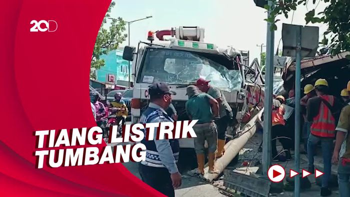 Diduga Rem Blong, Truk Crane Tabrak Tiang Listrik di Medan
