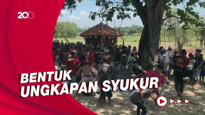 Tawur Sego, Tradisi Saling Lempar Nasi di Rembang