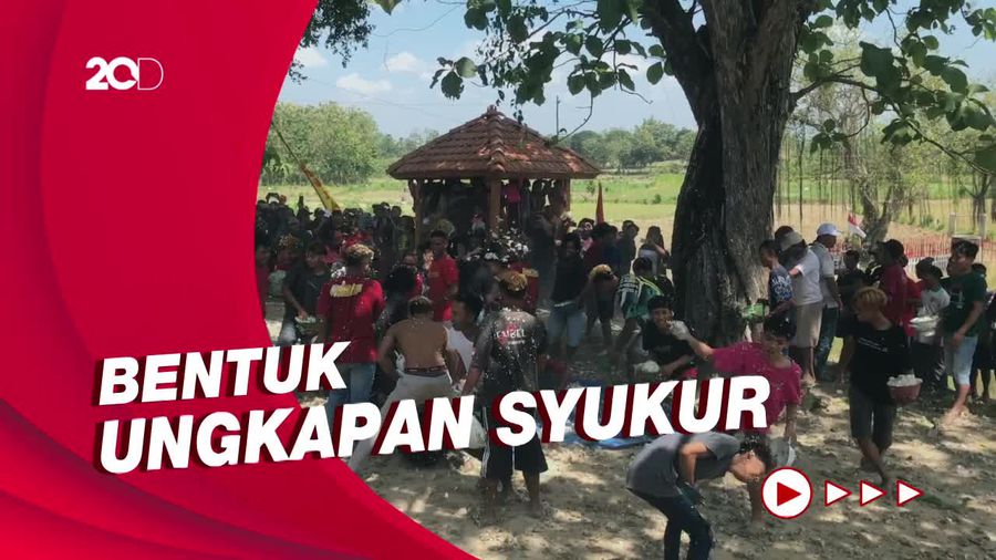 Tawur Sego, Tradisi Saling Lempar Nasi di Rembang