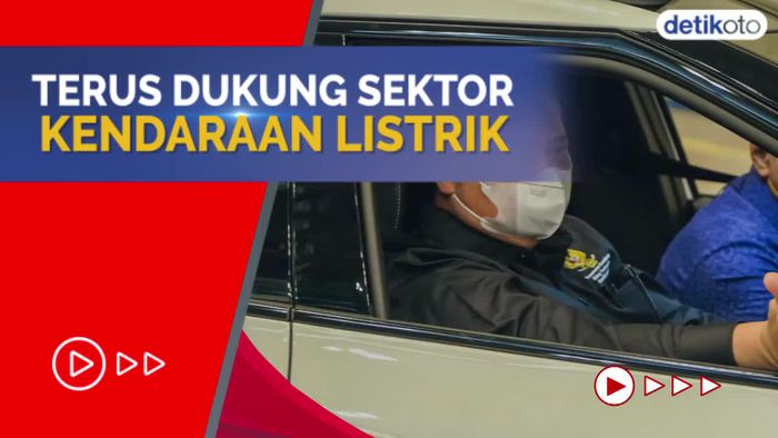 Menko Airlangga Test Drive Mobil Listrik Kia EV6 di GIIAS 2022