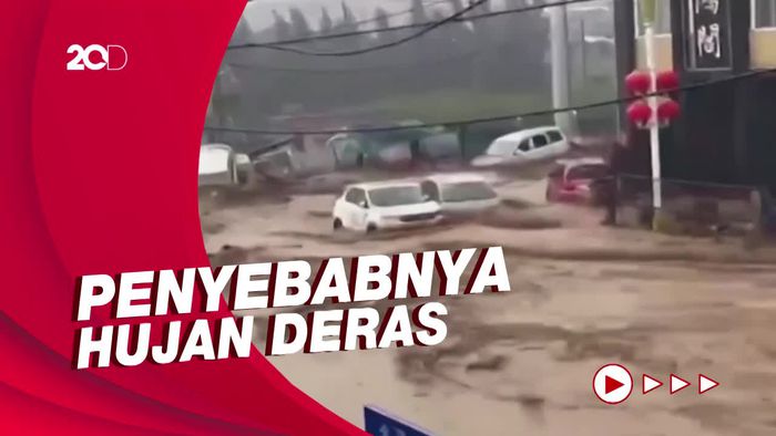 Banjir Bandang di China: Mobil-mobil Hanyut, 5 Orang Hilang