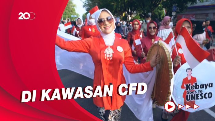 Emak-emak di Solo Meriahkan Parade Kebaya