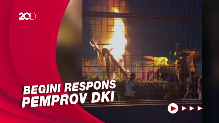 Kronologi Terbakarnya Mobil Hias Jakarnaval