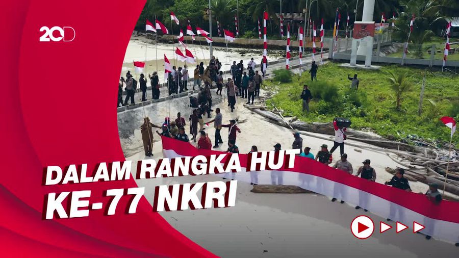 77 Meter Bendera Merah Putih Dibentangkan di Pulau Terluar Papua Barat