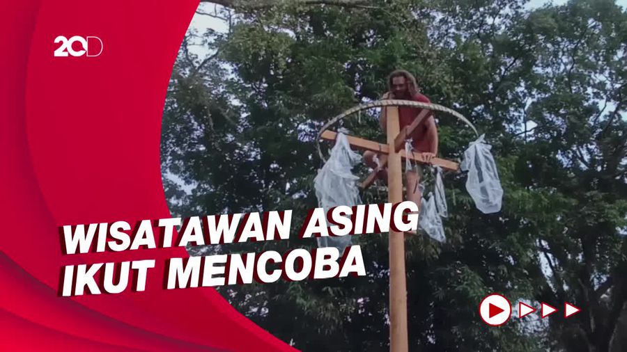 Aksi Kocak Bule di Bali, Ikut Panjat Pinang Meski Hadiah Sudah Ludes