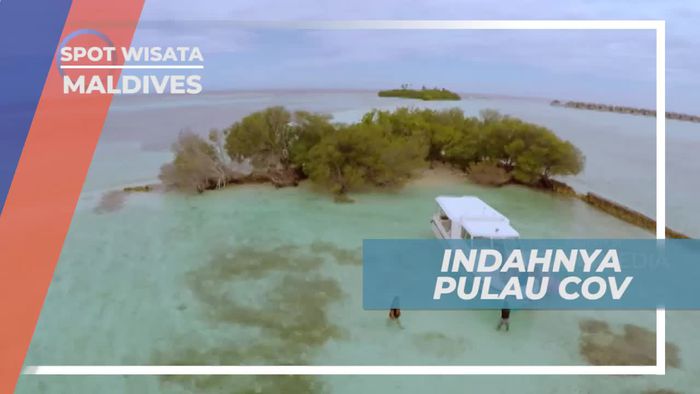 Panorama Jernihnya Air Laut di Pulau Kecil Maldives