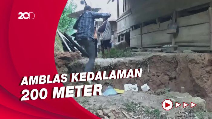 Penampakan Belasan Rumah di Mamasa Rusak Akibat Tanah Bergerak  